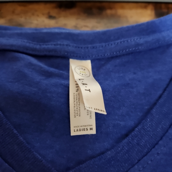 Wildcat Pride Blue V-Neck T-Shirt Women’s Medium - Picture 5 of 6